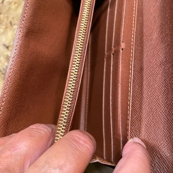 LV Dark Brown Monogram Sara Wallet with gold tone hardware. Excellent condition - Picture 6 of 7